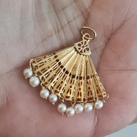 14kt Vintage Elegant Gold Fan-Shaped Pendant with Movable Pearls - Picture 2 of 4